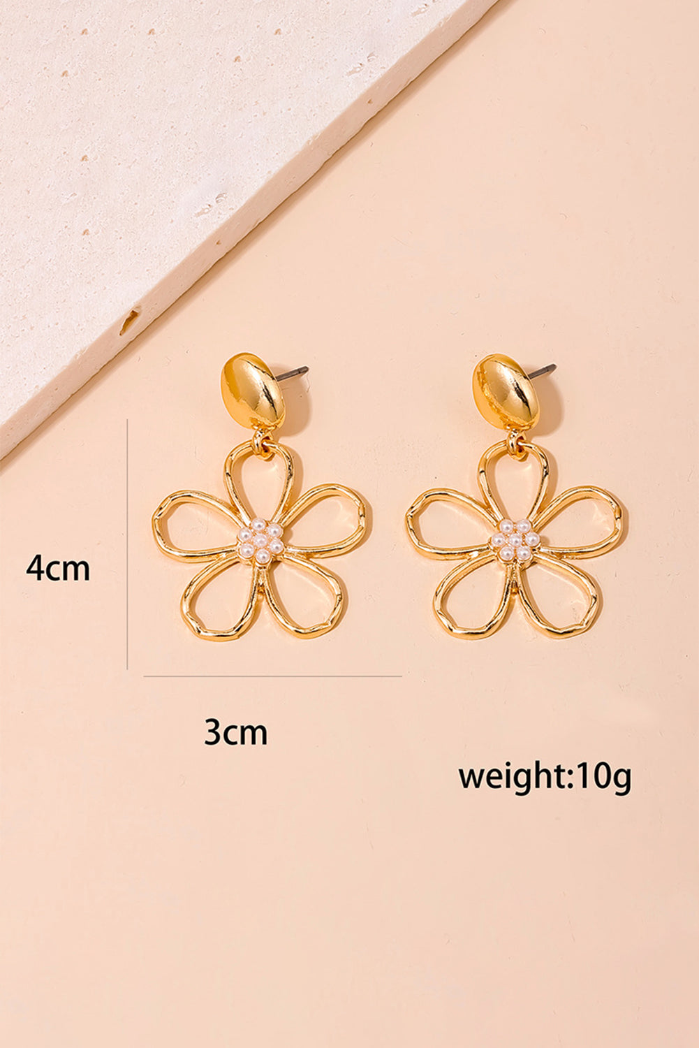 Gold Vintage Cut Out Flower Pearl Decor Stud Earrings